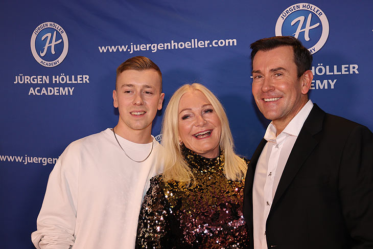 Jürgen Höller mit Frau Kerstin, und Sohn Maximilian Höller (li.) bei den Power-Days in der Olympiahalle in München am 4.12.2022 (©Foto: Martin Schmitz)